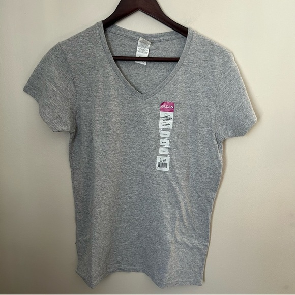 Gildan Tee Shirt V-Neck Gray Short Sleeve Neutral Casual Basics - Picture 1 of 6
